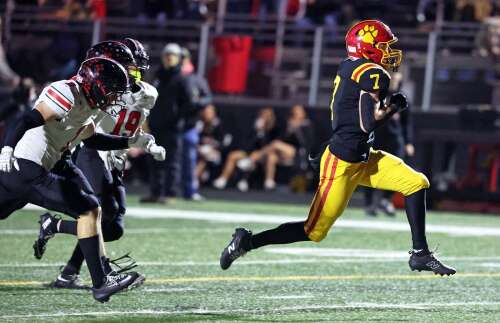 Rosengren gets his turn and scores 3 TDs as Batavia downs Lincoln-Way Central