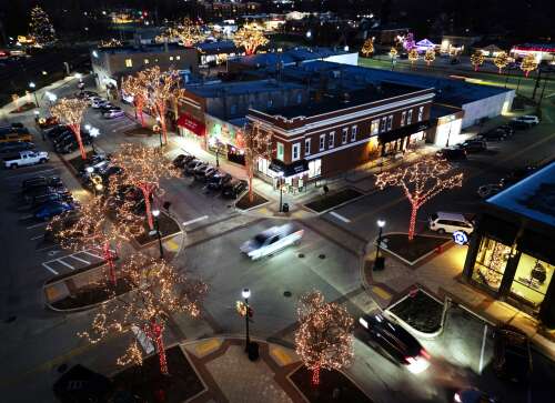 Suburban Skyview: Holiday lights bring a festive feel to downtown Palatine - Vimarsana News