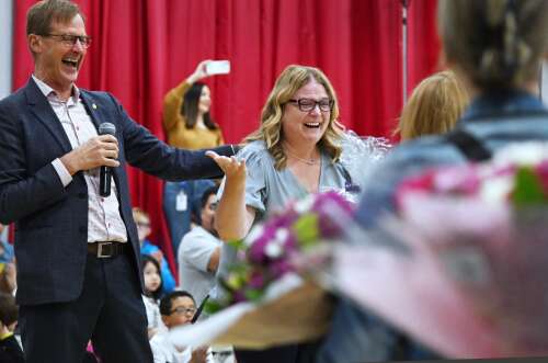 'Overwhelmed with gratitude': Suburban teachers win Golden Apples - Vimarsana News