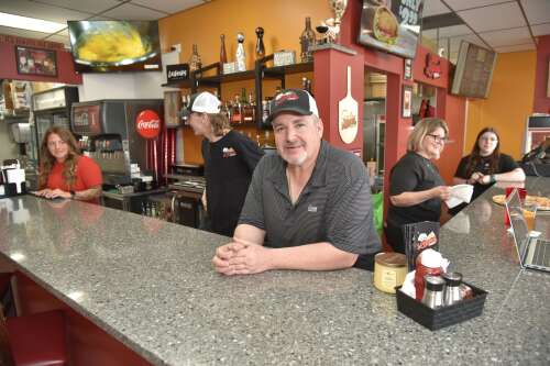 After years cooking in his backyard, man opens Legends Pizza in Carol Stream - Vimarsana News