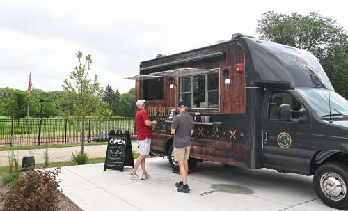 ‘Not just for golfers': Bar and food truck offer something new at historic golf course in Elgin
