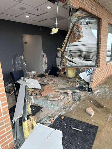 Car crashes into Lake in the Hills spa, injures customer - Vimarsana News