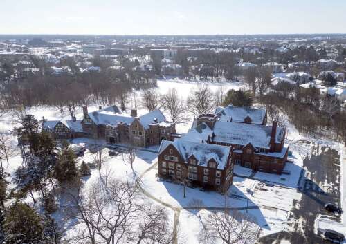 Mayslake Hall still has an air of English nobility. There’s a Tudor-like feel to the mansion, built for Francis Stuyvesant Peabody, the coal titan who joined the ranks of gentlemen farmers with his ...