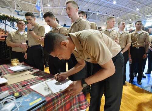 Good News Sunday: Recruits from Naval Station Great Lakes enjoy Christmas cheer in Arlington Heights - Vimarsana News