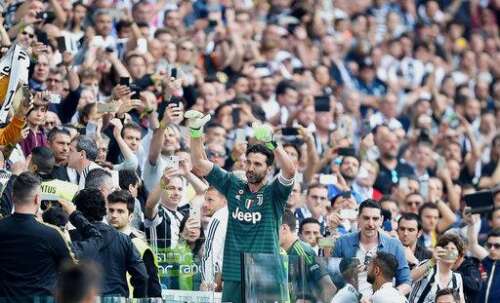 Juventus mark Buffon's last match and raise Serie A trophy