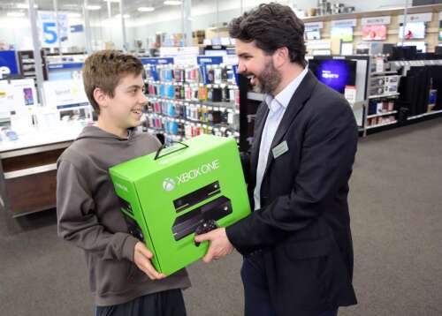 Young bracketologist receives $20,000 scholarship