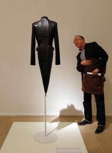 Designer Azzedine Alaia, known for clingy style, dies