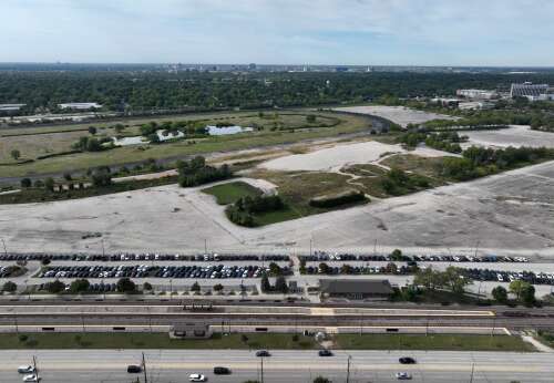 A former suburban politician turned policy adviser and consultant’s analysis of the Bears’ stalled stadium search suggests economics and politics are to blame, and argues that politicians here sho...