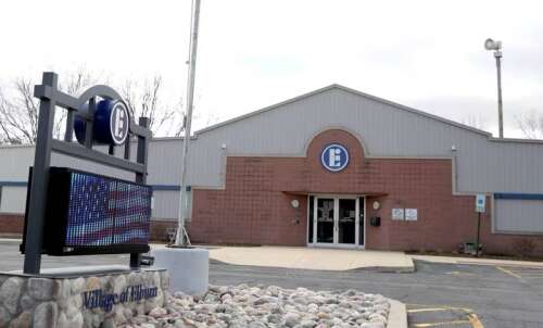 Elburn passes village ordinance to address migrants arriving on buses - Vimarsana News