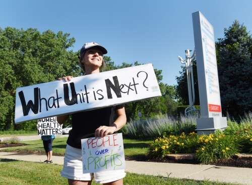 Elk Grove Village officials decry proposed closure of hospital’s maternity ward