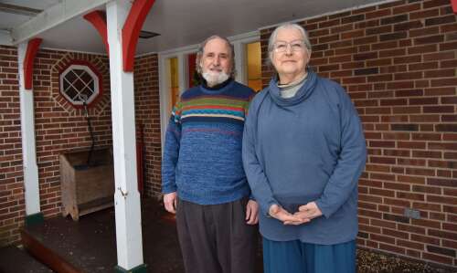 To combat climate change, Glen Ellyn couple helps fund solar projects - Vimarsana News