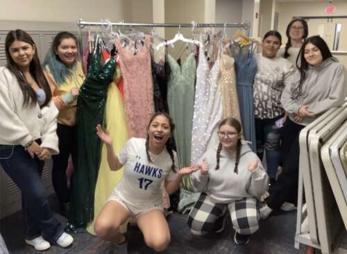 $10 dresses: How Hoffman Estates High School helped make prom affordable - Vimarsana News