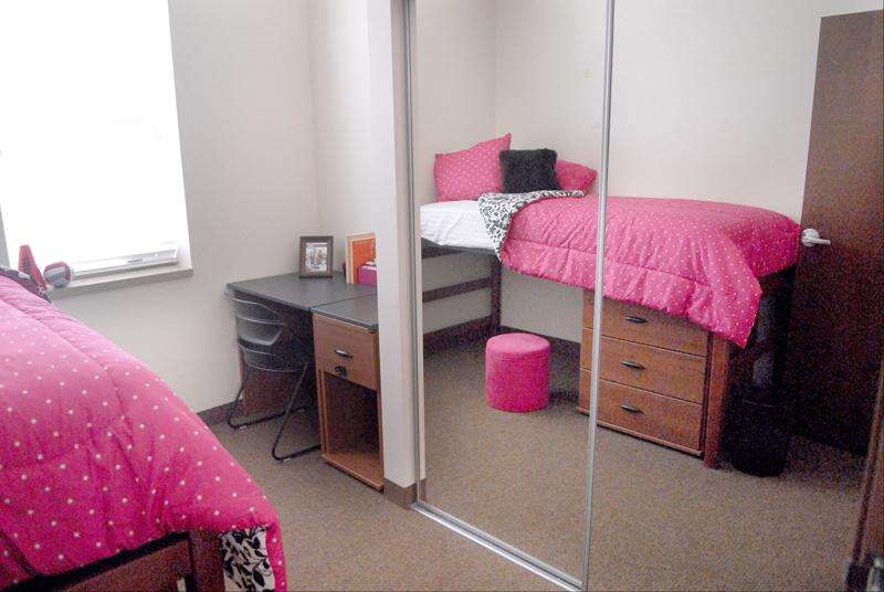 Images: New NIU Dorms on Move-In Day, image size:800x536