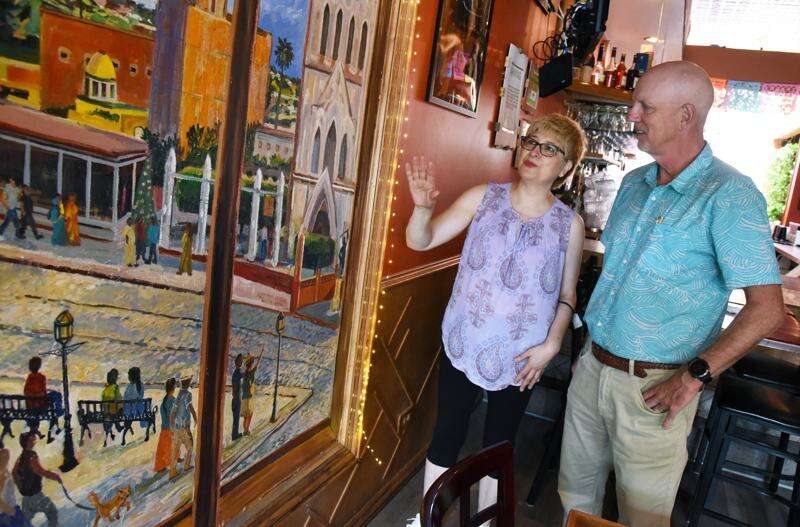 Muralist gives new views for Glen Ellyn restaurant dwarfed by downtown
