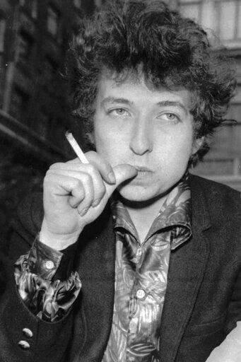 did bob dylan smoke a lot of cigarettes how many ever start smoking again after John Wesley Harding? : r/bobdylan Bob Dylan in the Summer Blowin' in the wind: Lost